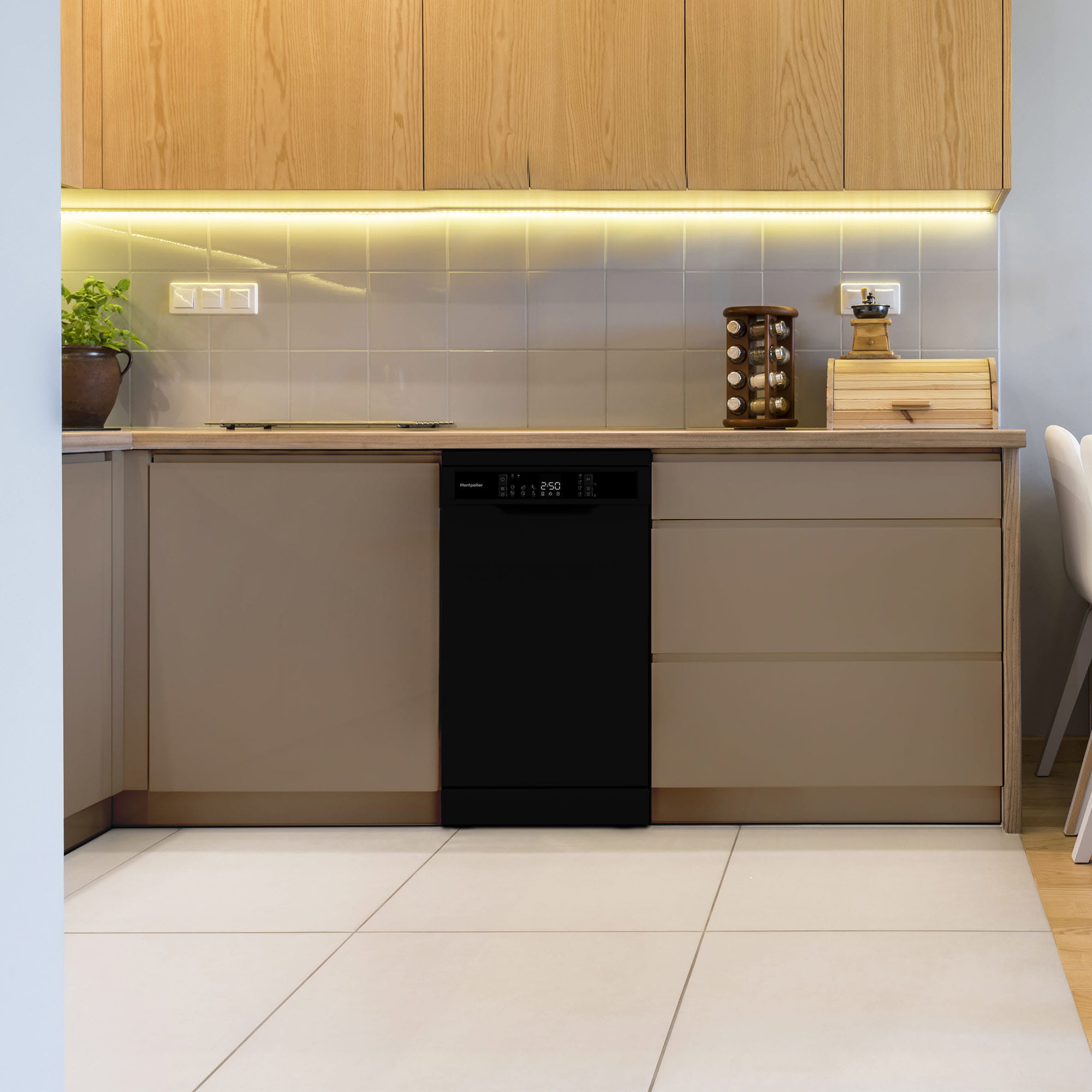 Montpellier MDWD1064B 45cm Freestanding Slimline Dishwasher in Black 3 Montpellier MDWD1064B 45cm Freestanding Slimline Dishwasher in Black - Image 3